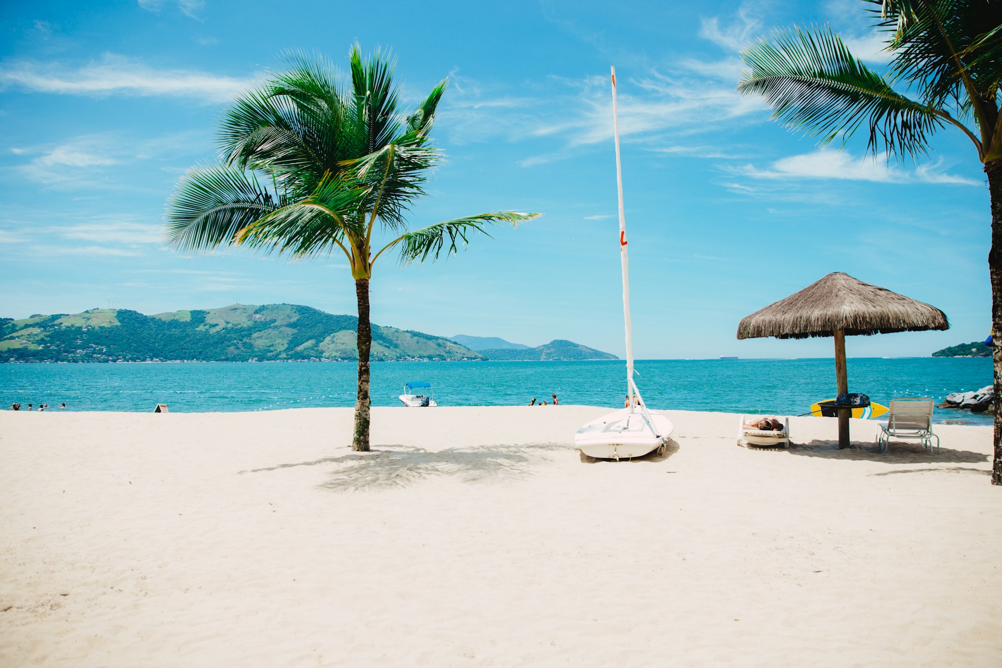Una spiaggia tra palme e mare turchese