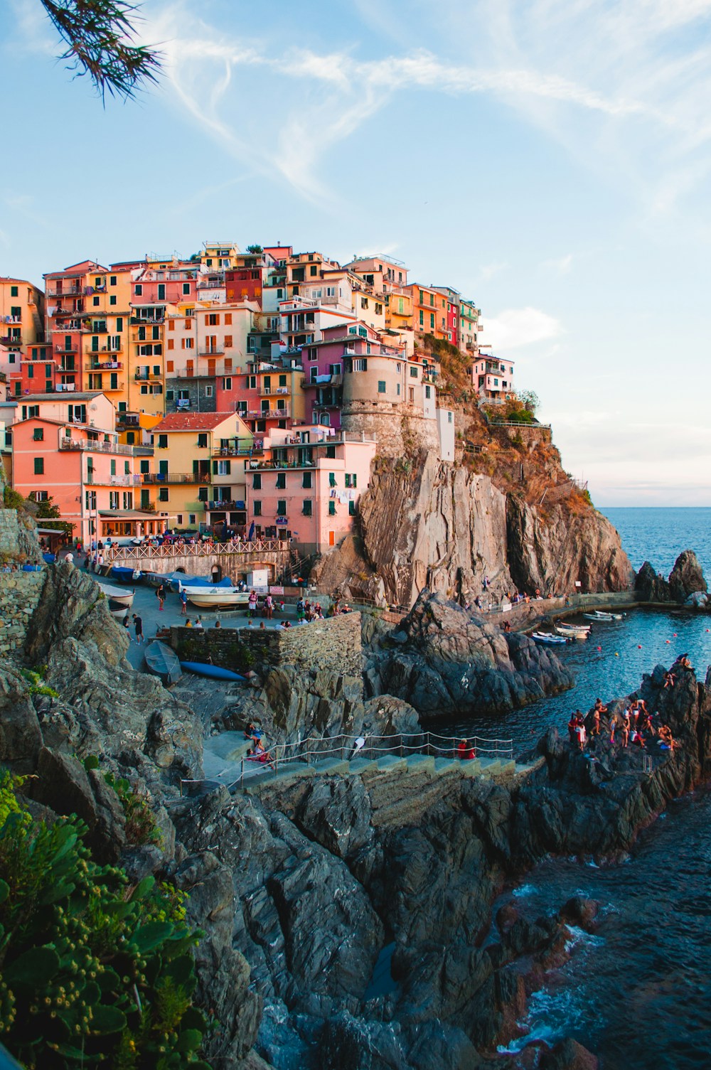 Le case colorate di Manarola arroccate sul mare delle Cinque Terre