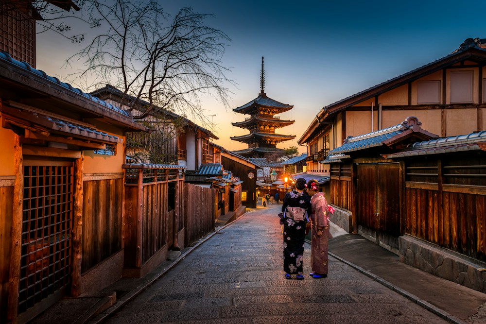 La pagoda Yasaka tra le strade tradizionali del quartiere Higashiyama a Kyoto